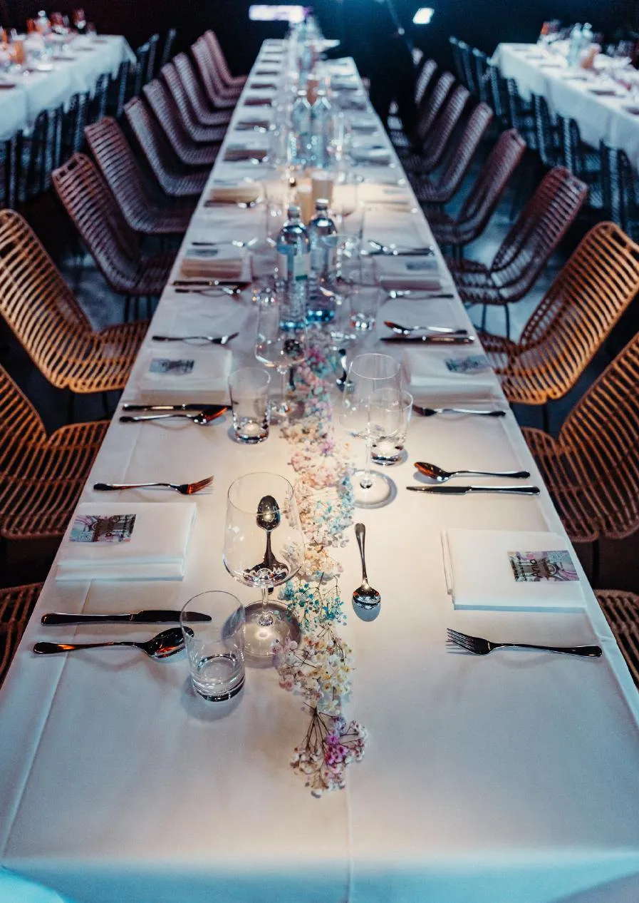 Lange Tafel, elegant eingedeckt