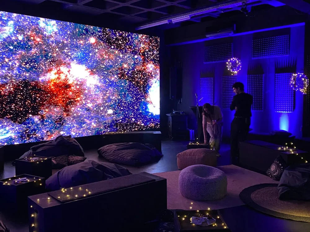 Lounge mit Lichterketten & raumfüllenden Visuals