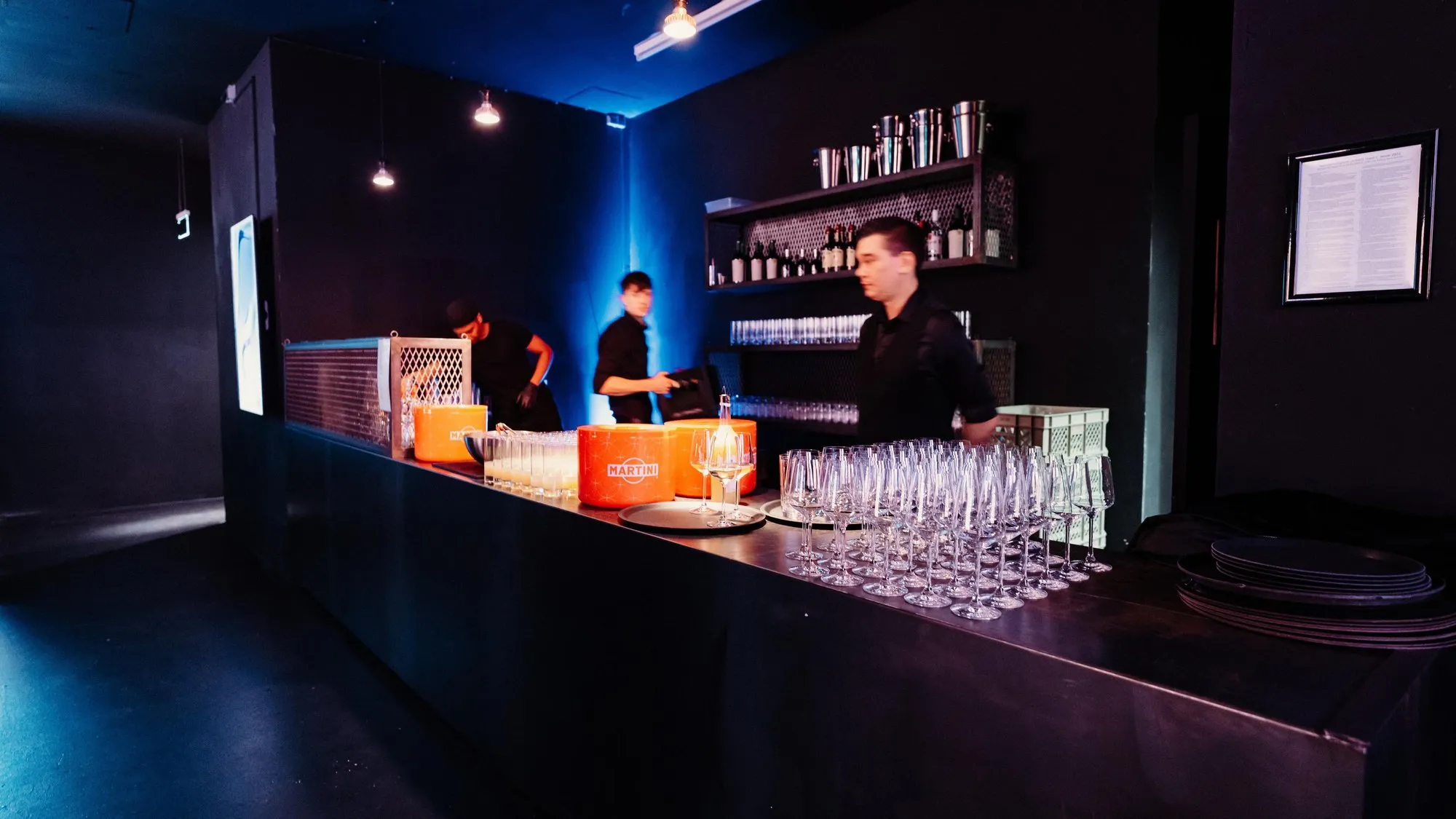 Die Bar — mit Team im Einsatz