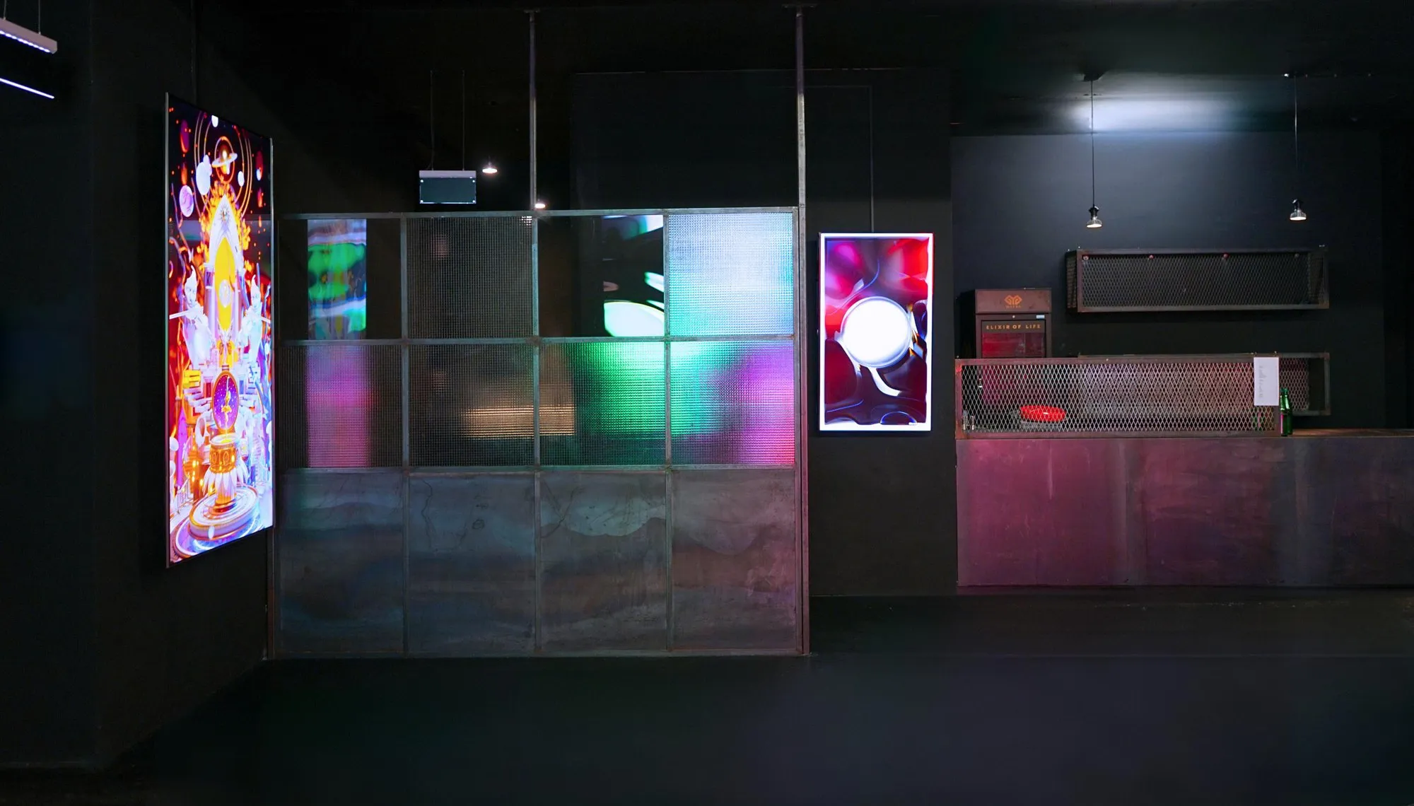 Ausstellungsraum mit Screen-Landschaft