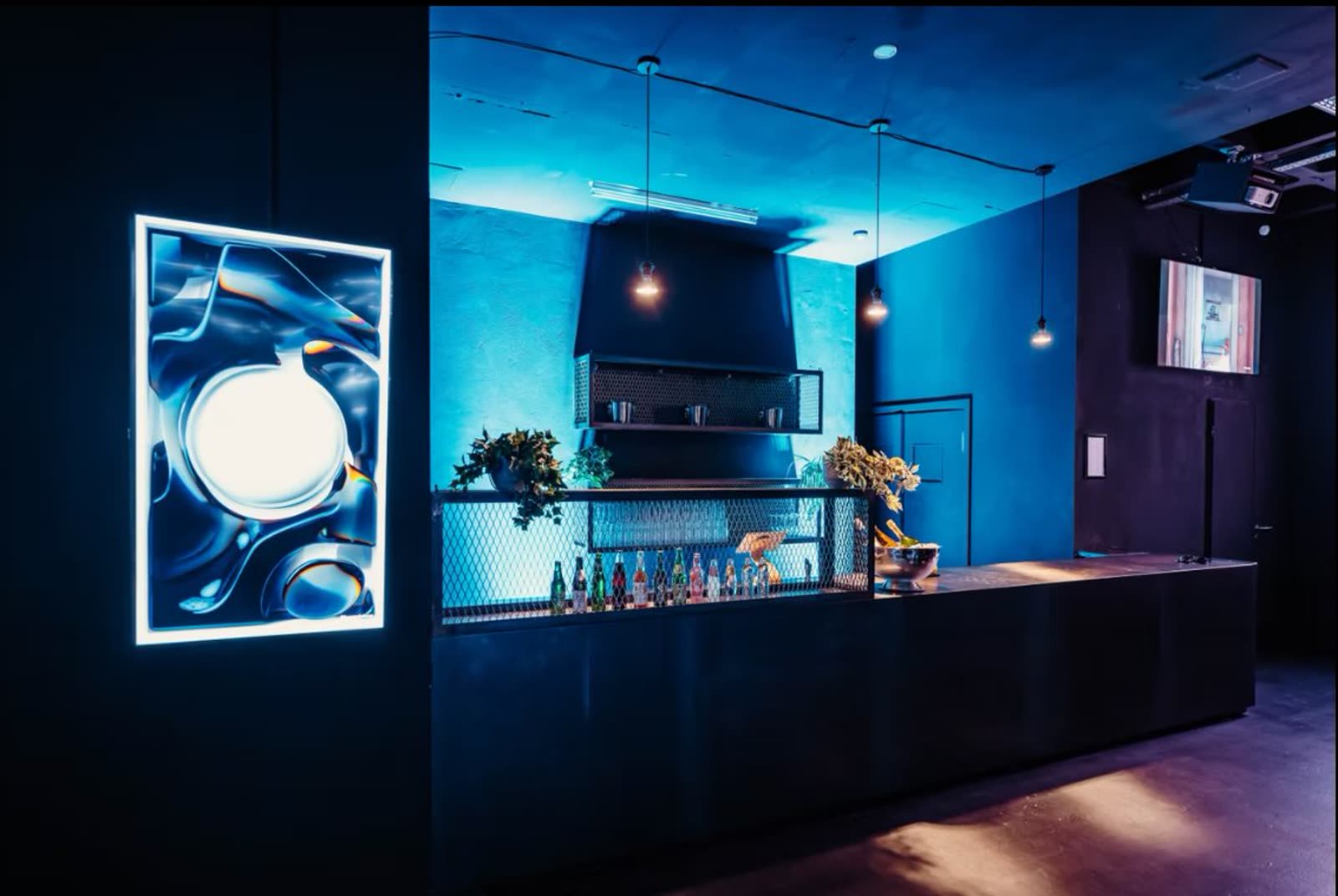 P61 Gallery — Empfangs- und Barbereich mit digitalem Lichtkasten